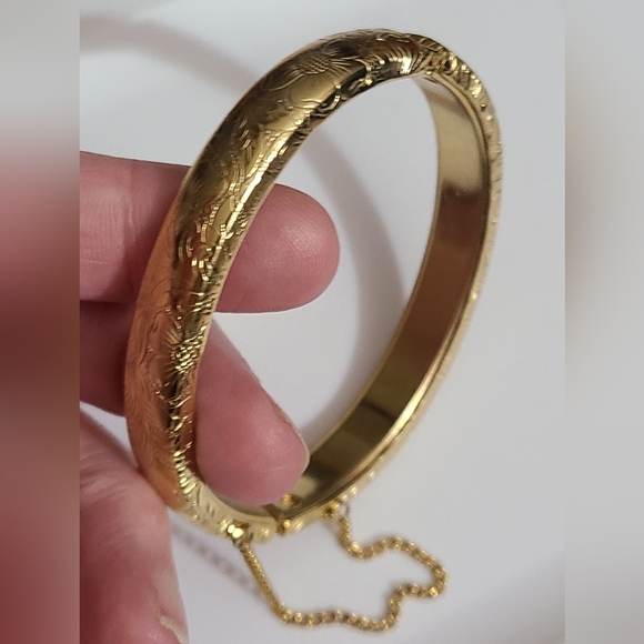 hong kong Jewelry - Vintage bracelet bangle etched flowers gold safety chain estate vtg Hong Kong